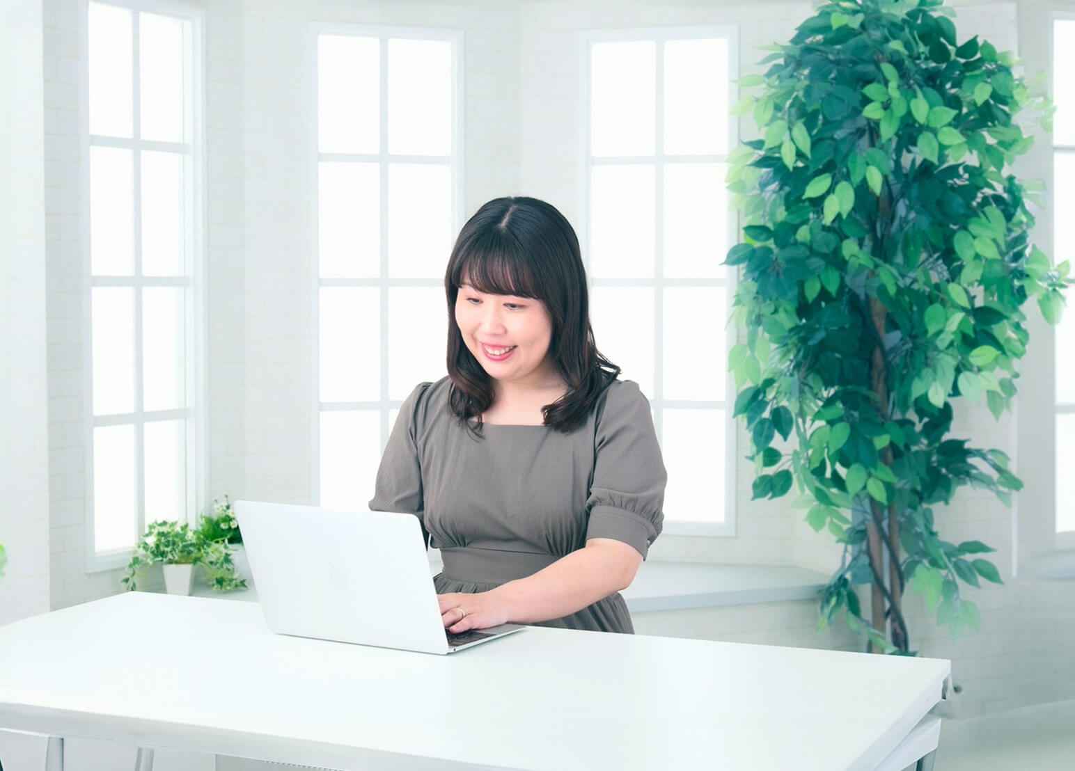 カウンセリング中の佐藤カウンセラー